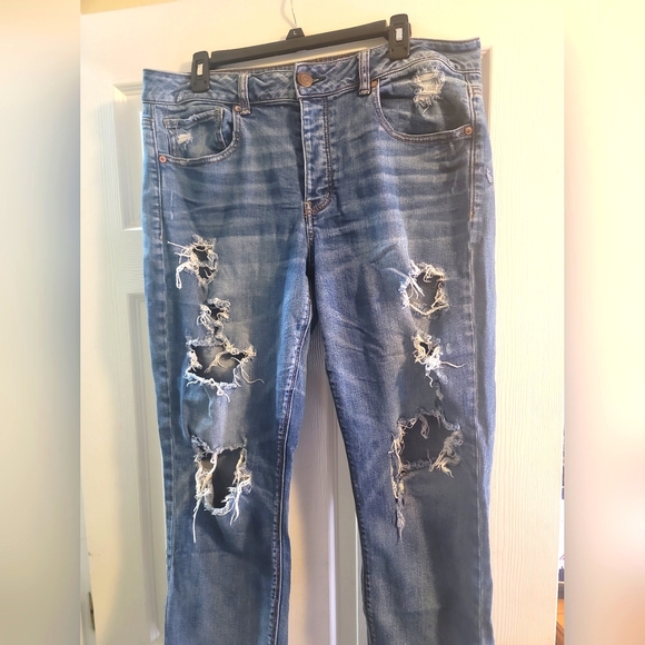 American Eagle Outfitters Denim - American Eagle Jeans distressed Blue Denim 14 Tomgirl. Raw Hem. Button fly.